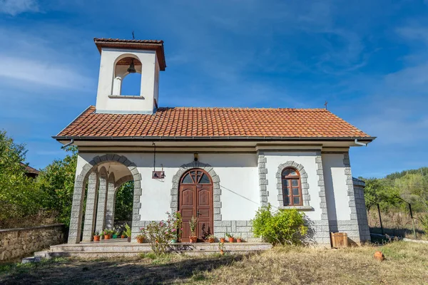Pequeña Iglesia Pueblo Con Hermoso Cielo Azul Nubes Fondo —  Fotos de Stock