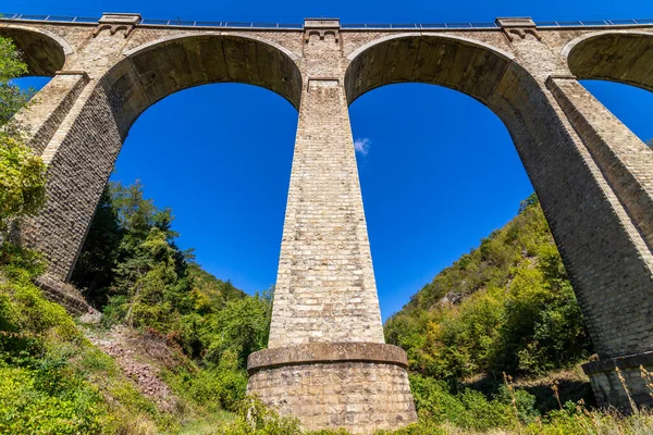 Die Eisenbahnsteinbrücke Gebirge Der Nähe Des Dorfes Bunovo Bulgarien — Stockfoto