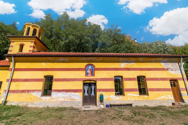 Pequeña Iglesia Pueblo Con Hermoso Cielo Azul Nubes Fondo —  Fotos de Stock