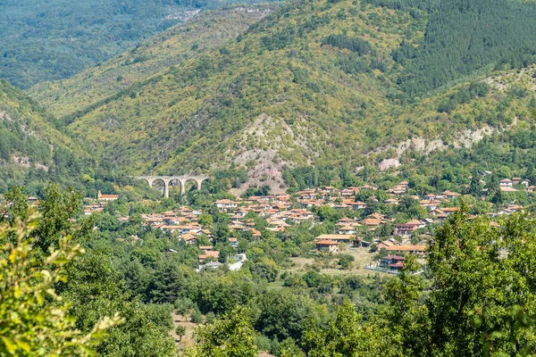 Bulgaristan Bunovo Köyü Yakınlarındaki Dağlardaki Tren Taşı Köprüsü — Stok fotoğraf