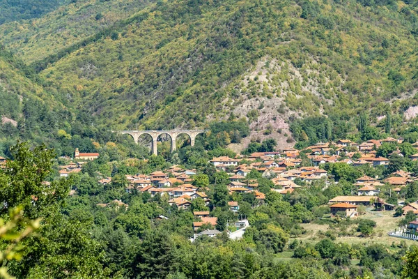 Bulgaristan Bunovo Köyü Yakınlarındaki Dağlardaki Tren Taşı Köprüsü — Stok fotoğraf