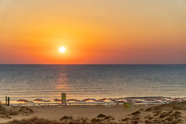 Дивовижний Схід Сонця Над Піщаними Дюнами Березі Сонячними Ліжками Парасольками — стокове фото