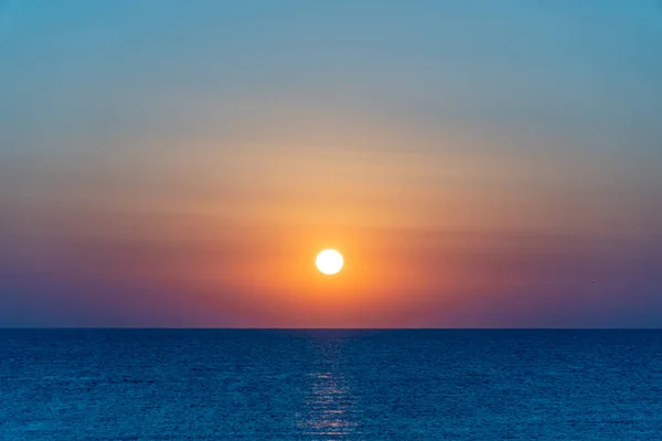 Denizin Üzerinde Gün Doğumu Ufuktan Yükselen Güneşin Yüksek Açılı Görüntüsü — Stok fotoğraf