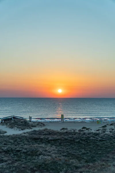 Nascer Sol Incrível Sobre Dunas Areia Costa Com Espreguiçadeiras Guarda — Fotografia de Stock