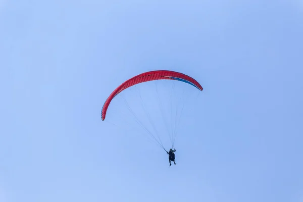 Paraplaners Lucht Met Prachtige Blauwe Lucht Kloven Achtergrond — Stockfoto