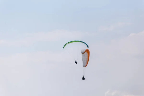 Paraplaners Powietrzu Pięknym Błękitnym Niebem Klounds Tle — Zdjęcie stockowe