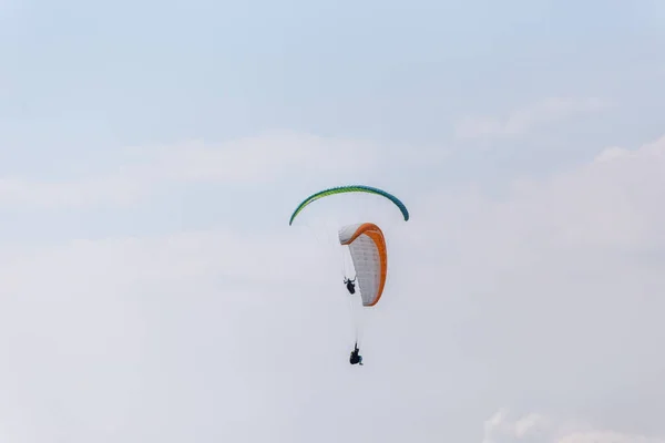 Paraplaners Com Céu Azul Bonito Clounds Fundo — Fotografia de Stock