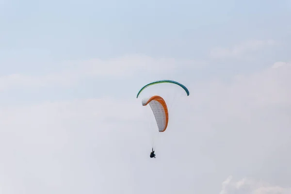 Paraplaners Vzduchu Krásnou Modrou Oblohou Ohaři Pozadí — Stock fotografie