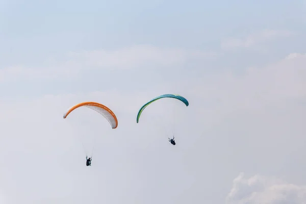 Paraplaners Lucht Met Prachtige Blauwe Lucht Kloven Achtergrond — Stockfoto