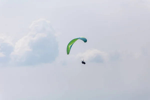 Paraplaners Lucht Met Prachtige Blauwe Lucht Kloven Achtergrond — Stockfoto