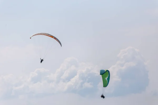 Paraplaners Powietrzu Pięknym Błękitnym Niebem Klounds Tle — Zdjęcie stockowe