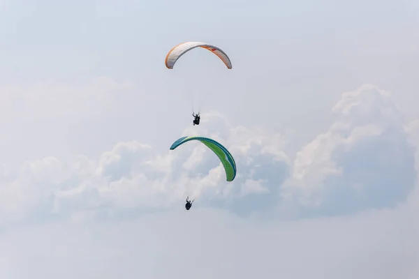 Paraplaneurs Dans Air Avec Beau Ciel Bleu Clounds Arrière Plan — Photo