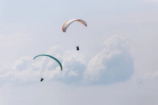 Paraplaners Aire Con Hermoso Cielo Azul Clounds Fondo —  Fotos de Stock