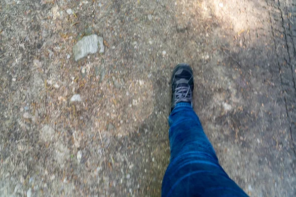Вид Зверху Вниз Людину Джинсах Кросівках Йдуть Пішки — стокове фото
