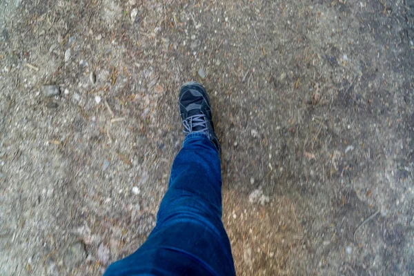 Vista Arriba Hacia Abajo Una Persona Que Usa Jeans Zapatillas —  Fotos de Stock
