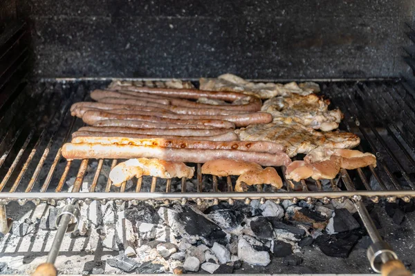 Mängd Kött Som Grillas Kolgrill — Stockfoto