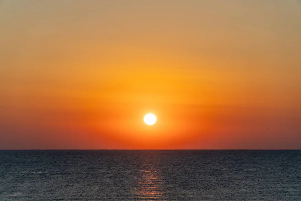 Denizin Üzerinde Gün Doğumu Ufuktan Yükselen Güneşin Yüksek Açılı Görüntüsü Stok Resim