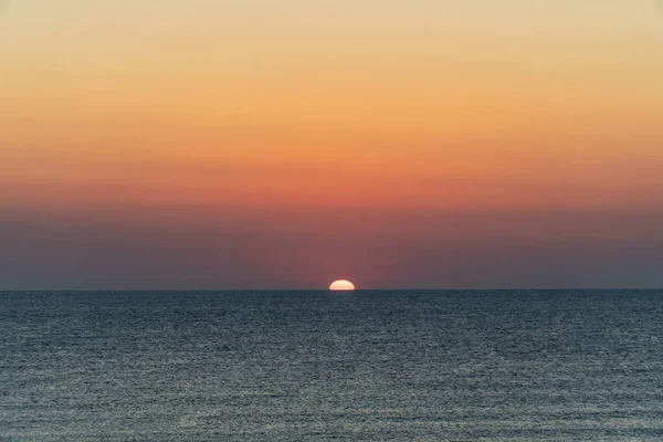 海の上の日の出 水平線上に昇る太陽の高い角度の眺め ロイヤリティフリーのストック画像