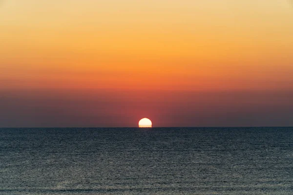 Denizin Üzerinde Gün Doğumu Ufuktan Yükselen Güneşin Yüksek Açılı Görüntüsü - Stok İmaj
