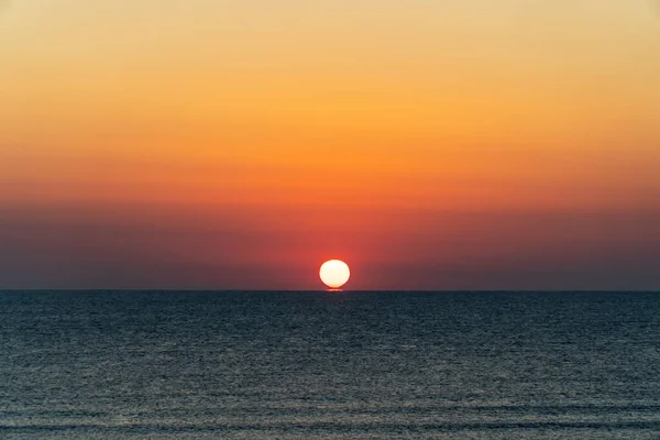 Denizin Üzerinde Gün Doğumu Ufuktan Yükselen Güneşin Yüksek Açılı Görüntüsü Telifsiz Stok Imajlar