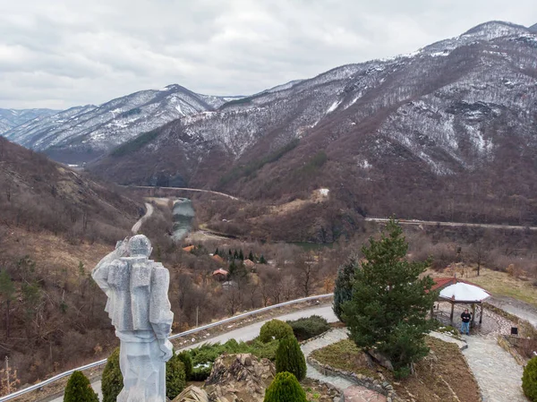 Diado Yotso Gleda纪念碑位于保加利亚Ochindol村附近的Vratsa地区 老人望着远处的铁路 — 图库照片