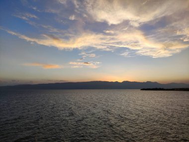 Kuzey Makedonya 'daki Ohri Gölü' nün kristal berrak suları gün batımında