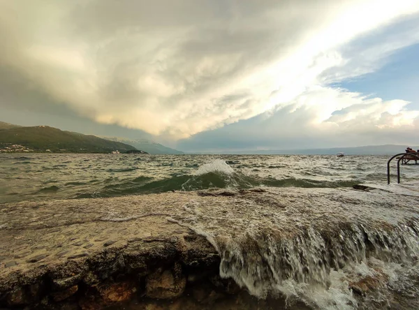 Кришталеві Чисті Води Озера Охрид Північній Македонії Під Час Заходу — стокове фото