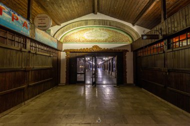 Geceleri Bulgaristan 'ın Lovech kentindeki renkli köprü. Köprü Osam nehrinin üzerine inşa edildi..