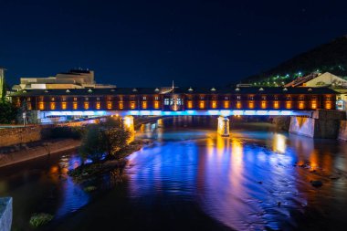 Geceleri Bulgaristan 'ın Lovech kentindeki renkli köprü. Köprü Osam nehrinin üzerine inşa edildi..