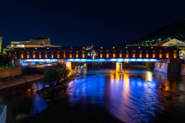 Geceleri Bulgaristan 'ın Lovech kentindeki renkli köprü. Köprü Osam nehrinin üzerine inşa edildi..