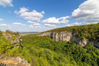 Bulgaristan 'daki Lovech bölgesinin doğası. Stara Planina 'daki Tuna ovası ve kanyonu.