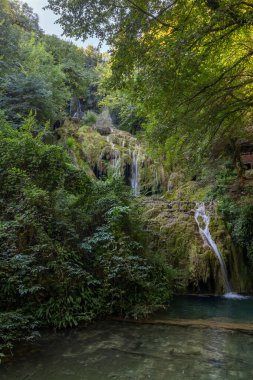 Turkuaz suları ve yeşil yosunlarıyla muhteşem Krushunski şelaleleri. Bulgaristan 'ın Lovech kenti yakınlarında yer alıyor
