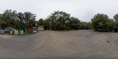 Muhteşem Krushunski şelalesinin turkuvaz suları ve yeşil yosunlu 360 fotoğrafı. Bulgaristan 'ın Lovech kenti yakınlarında yer alıyor