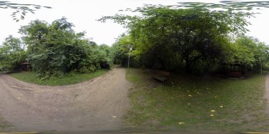 Muhteşem Krushunski şelalesinin turkuvaz suları ve yeşil yosunlu 360 fotoğrafı. Bulgaristan 'ın Lovech kenti yakınlarında yer alıyor