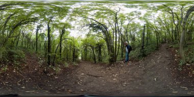 Muhteşem Krushunski şelalesinin turkuvaz suları ve yeşil yosunlu 360 fotoğrafı. Bulgaristan 'ın Lovech kenti yakınlarında yer alıyor