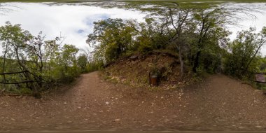 Muhteşem Krushunski şelalesinin turkuvaz suları ve yeşil yosunlu 360 fotoğrafı. Bulgaristan 'ın Lovech kenti yakınlarında yer alıyor