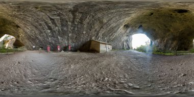 Devetashka Mağarası 'nın içinde inanılmaz bir ekosistem bulunan 360 panoraması. Bulgaristan 'ın Lovech kenti yakınlarında yer alıyor.