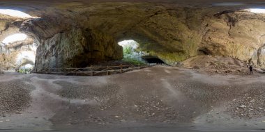 Devetashka Mağarası 'nın içinde inanılmaz bir ekosistem bulunan 360 panoraması. Bulgaristan 'ın Lovech kenti yakınlarında yer alıyor.
