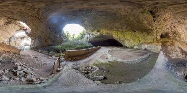 Devetashka Mağarası 'nın içinde inanılmaz bir ekosistem bulunan 360 panoraması. Bulgaristan 'ın Lovech kenti yakınlarında yer alıyor.