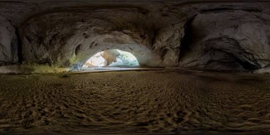 Devetashka Mağarası 'nın içinde inanılmaz bir ekosistem bulunan 360 panoraması. Bulgaristan 'ın Lovech kenti yakınlarında yer alıyor.