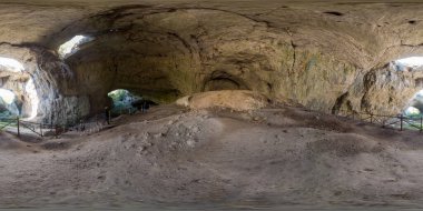Devetashka Mağarası 'nın içinde inanılmaz bir ekosistem bulunan 360 panoraması. Bulgaristan 'ın Lovech kenti yakınlarında yer alıyor.