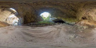 Devetashka Mağarası 'nın içinde inanılmaz bir ekosistem bulunan 360 panoraması. Bulgaristan 'ın Lovech kenti yakınlarında yer alıyor.
