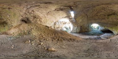 Devetashka Mağarası 'nın içinde inanılmaz bir ekosistem bulunan 360 panoraması. Bulgaristan 'ın Lovech kenti yakınlarında yer alıyor.
