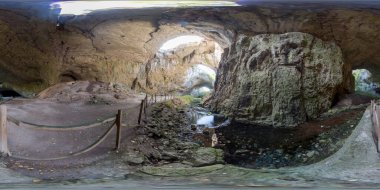 Devetashka Mağarası 'nın içinde inanılmaz bir ekosistem bulunan 360 panoraması. Bulgaristan 'ın Lovech kenti yakınlarında yer alıyor.