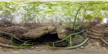 Stalbitsata mağarası, yani tavanda bir delik olan merdiven. Cennet ve cehennem kavramı arasında. Bulgaristan 'ın Lovech kenti yakınlarında yer almaktadır..