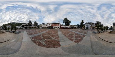Bulgaristan 'ın Lovech kentindeki ana caddenin 360 manzarası