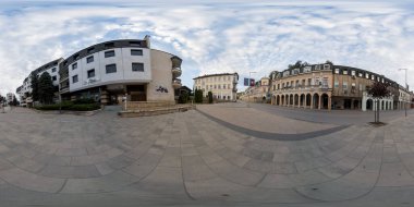 Bulgaristan 'ın Lovech kentindeki ana caddenin 360 manzarası