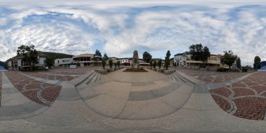 Bulgaristan 'ın Lovech kentindeki ana caddenin 360 manzarası