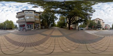 Bulgaristan 'ın Lovech kentindeki ana caddenin 360 manzarası