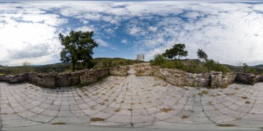 Bulgaristan 'ın Lovech kentindeki Antik Kale' nin 360 manzarası